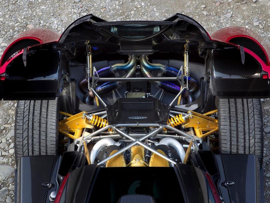 Моторный отсек Pagani Huayra 2012 года  (WW) (фото 70 из 82)